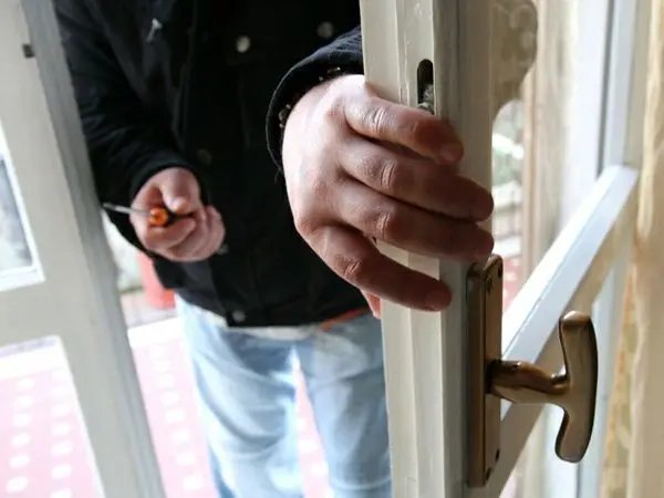 Homem tenta furtar lanchonete e acaba na DP