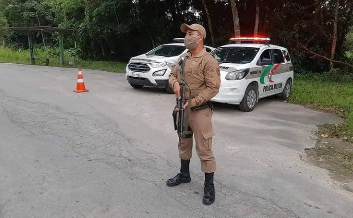 Ve&iacute;culo furtado em Balne&aacute;rio Pi&ccedil;arras &eacute; localizado em Brusque com placas alteradas