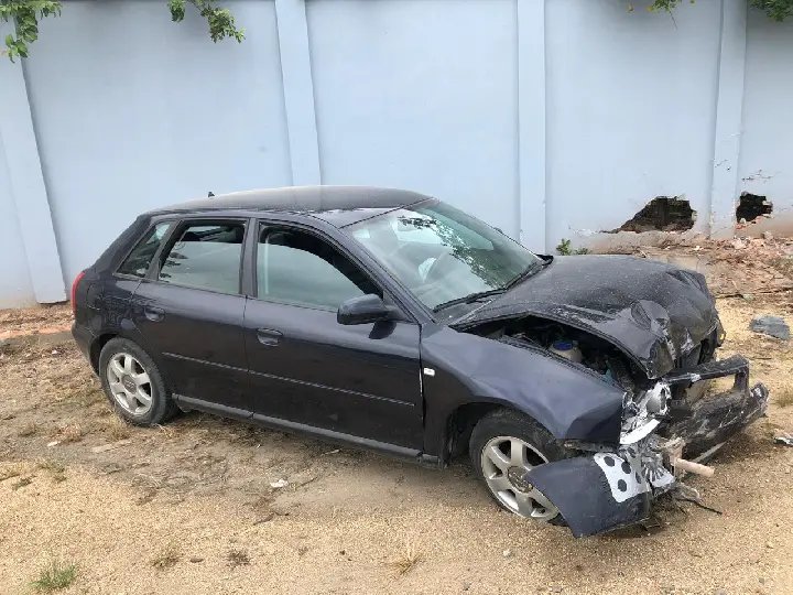 Ve&iacute;culo sai da pista e bate contra muro na rodovia