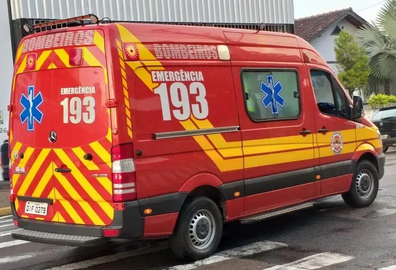 Bombeiros socorrem rapaz que levou facada no abd&ocirc;men