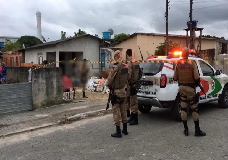 Homem agride mulher com fac&atilde;o e morre baleado