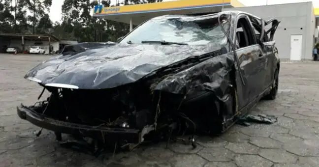 BMW capota na BR-101 e ocupantes saem ilesos do acidente