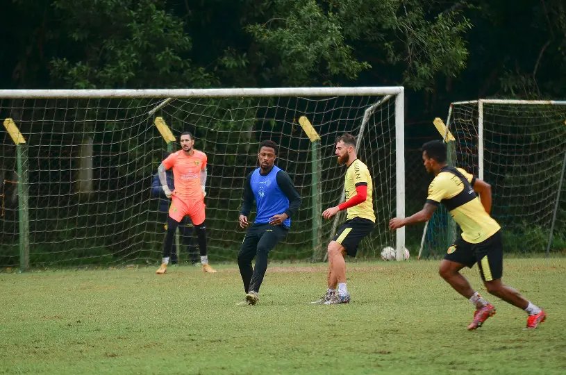 Tempo frio e chuva marcam o treino do Brusque desta quarta