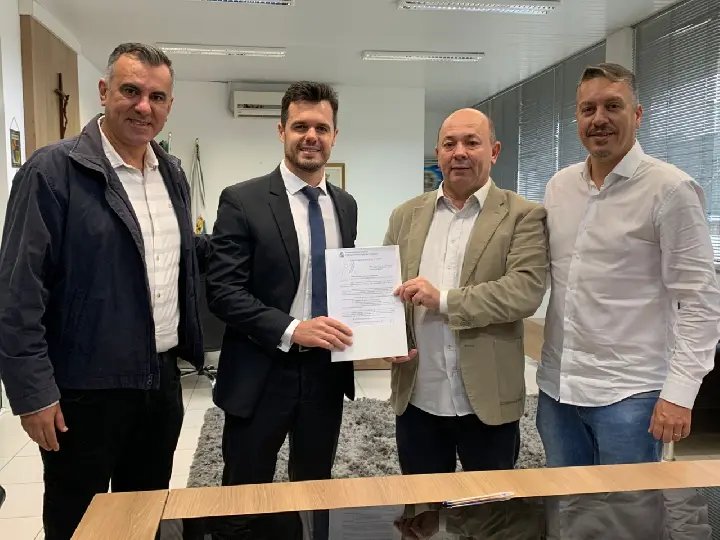 Prefeito Ari Vequi assina a Lei que institui o Junho Branco