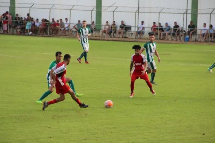 Campeonato Municipal de Futebol tem duelo de invictos