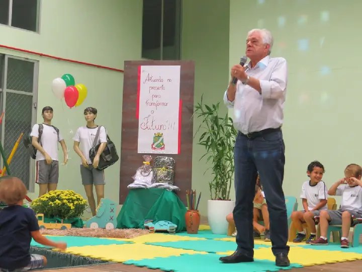 Novos uniformes são entregues a alunos da rede municipal de ensino