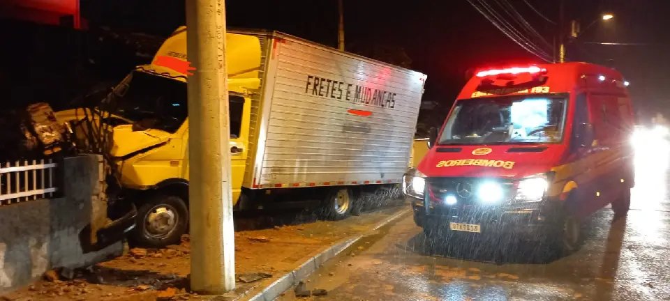 Motorista perde controle do ve&iacute;culo e colide contra muro, no Guabiruba Sul