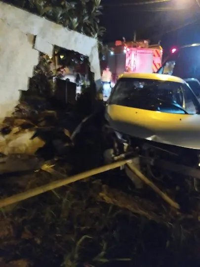 Motorista teria batido em traseira de autom&oacute;vel, fugido, e colidiu contra muro