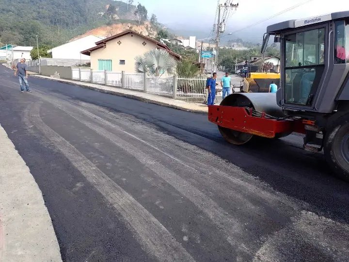Rua Domingos Altair de Melo, no bairro Volta Grande, recebe pavimenta&ccedil;&atilde;o asf&aacute;ltica
