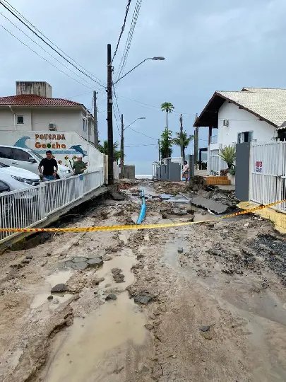 (V&Iacute;DEO) Chuva causa estragos em Bombinhas