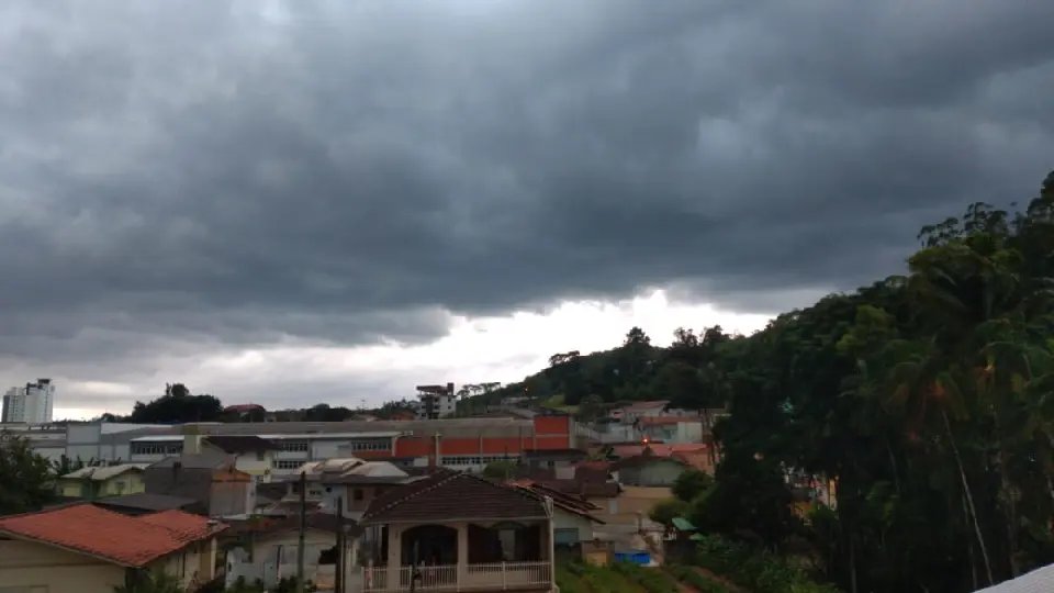 Defesa Civil de Brusque alerta de chuva forte