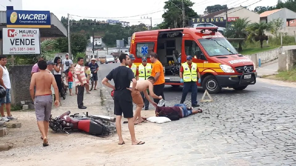 Acidente entre carro e moto deixa uma pessoa ferida