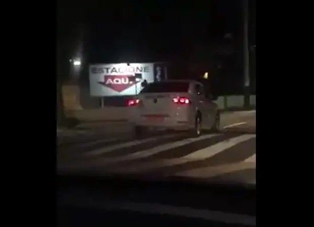 Taxistas armam emboscada e depredam carro da Uber em Balneário Camboriú