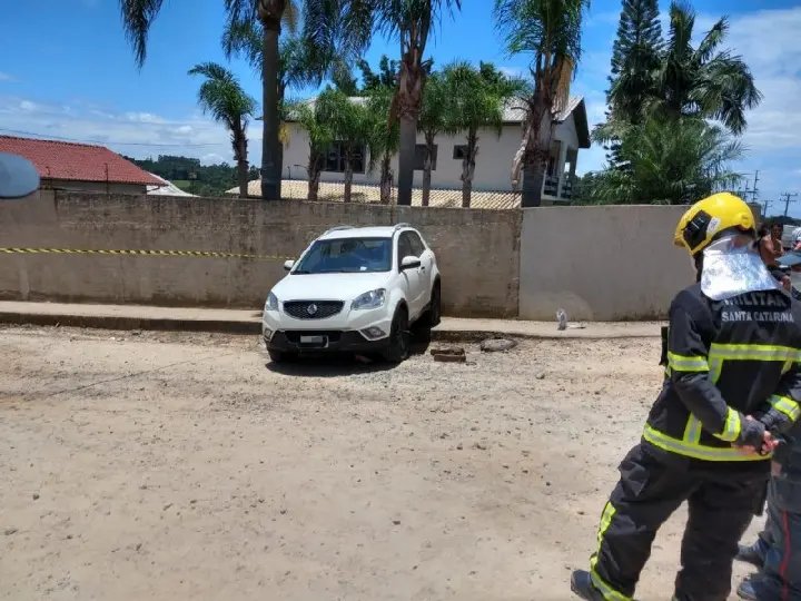 Mulher morre atropelada pelo pr&oacute;prio carro na v&eacute;spera de Natal em SC