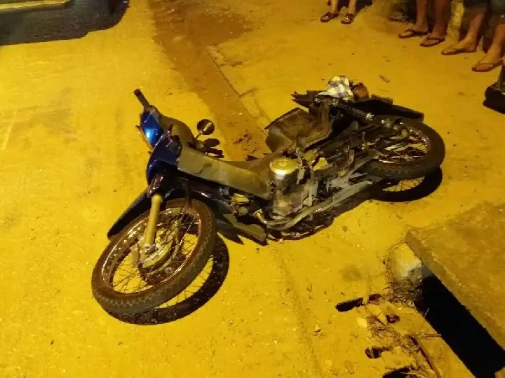 Colisão entre carro e moto deixa um no hospital e outro na DP