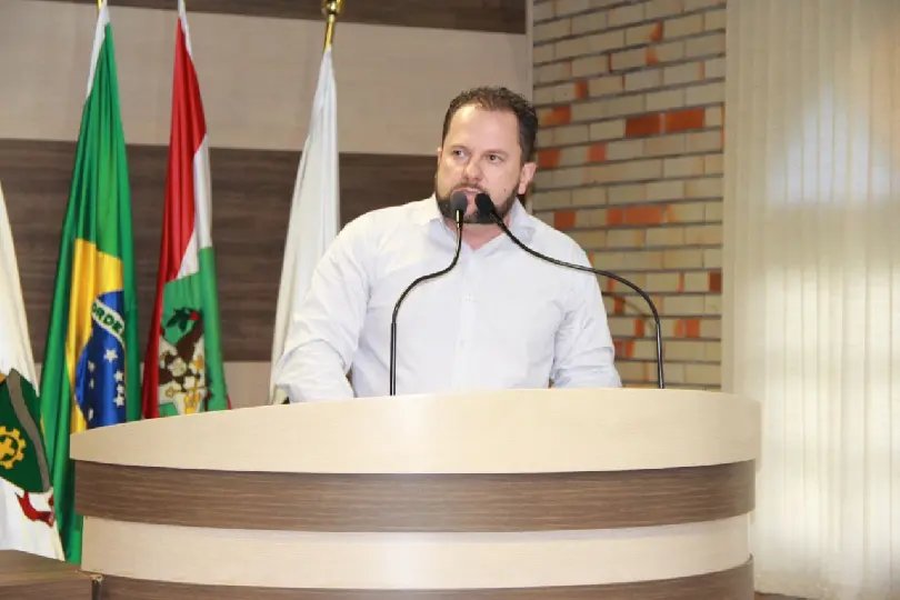 "O hor&aacute;rio &eacute; favor&aacute;vel &agrave; Prefeitura e desfavor&aacute;vel a quem precisa do atendimento"