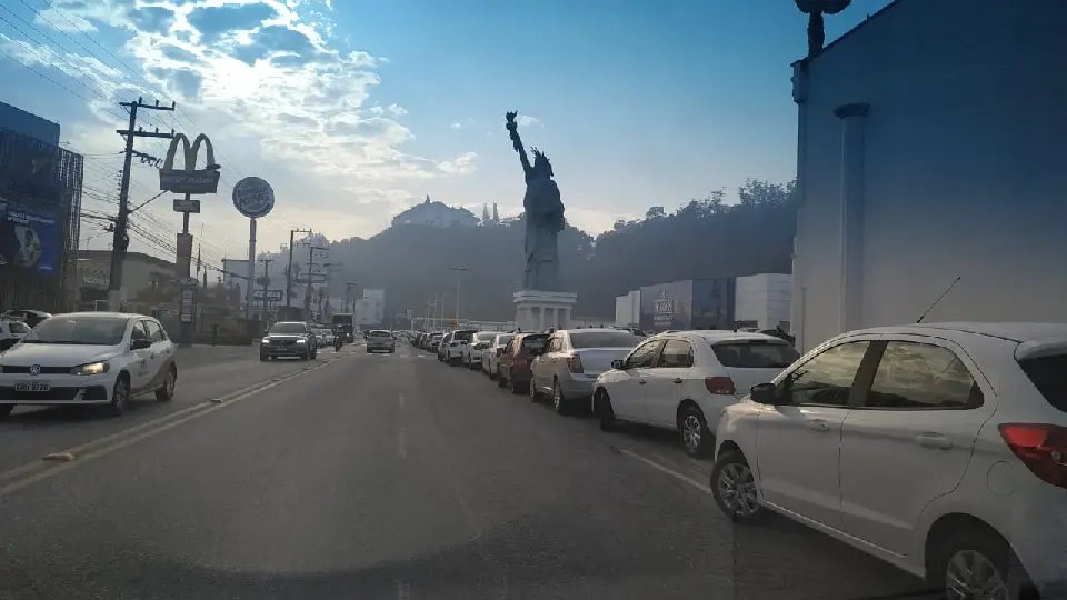 (V&iacute;deo) Motoristas fazem fila para abastecer gasolina a R$ 4,99 na Havan