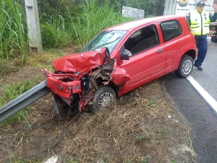 Motorista &eacute; conduzido ao hospital ap&oacute;s se envolver em acidente na SC-108