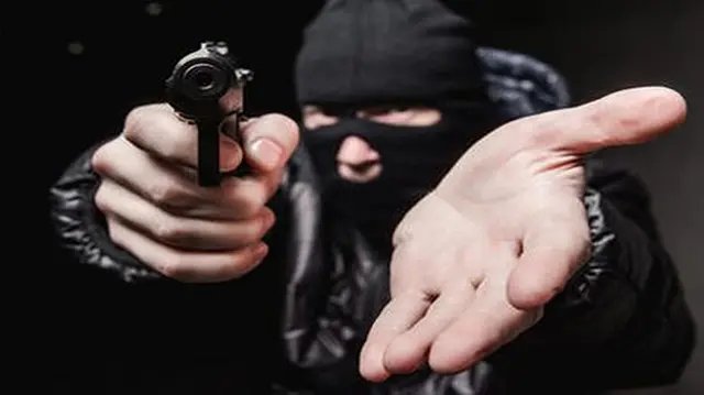 Bandidos levam mais R$ 6mil em assalto