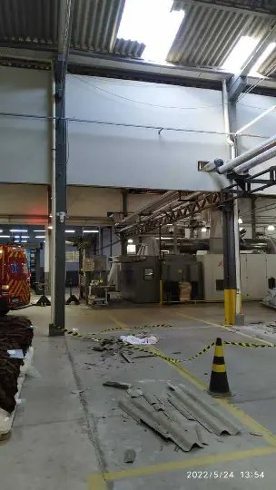 Homem cai de telhado de galp&atilde;o e &eacute; encaminhado para hospital de Blumenau