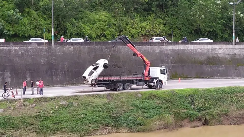 Ve&iacute;culo que caiu no Rio Itaja&iacute;-Mirim &eacute; localizado a 13 metros de profundidade