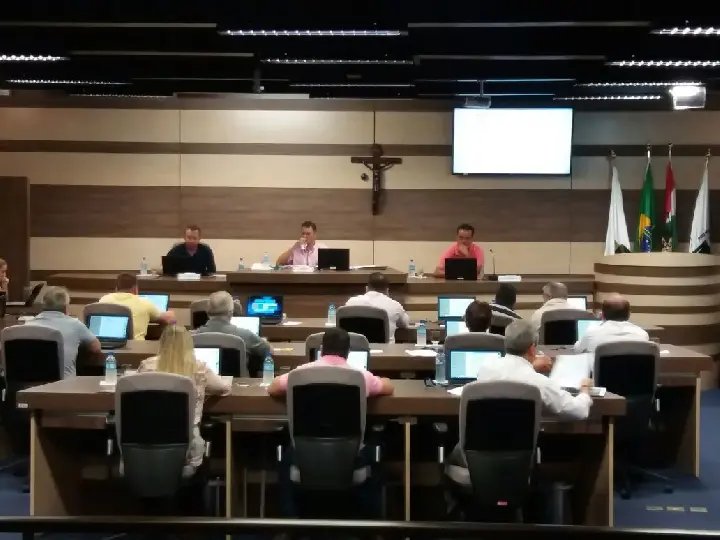 Câmara cria comissão para analisar denúncia contra Manico