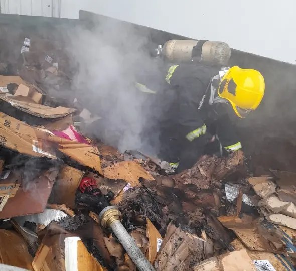 Ca&ccedil;amba de reciclagem pega fogo e mobiliza bombeiros