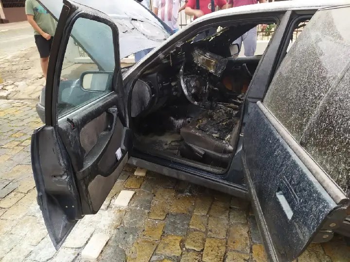 Carro pega fogo e populares controlam as chamas