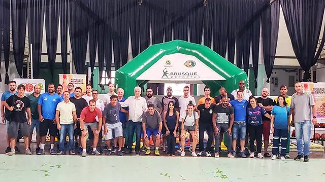 Materiais esportivos são entregues a atletas