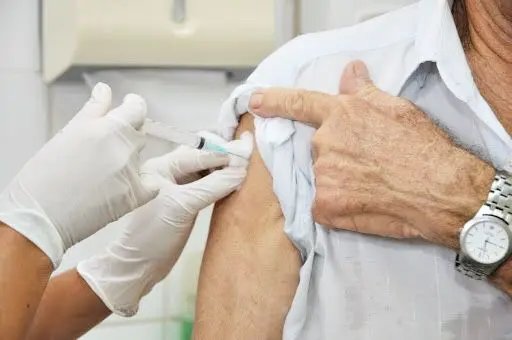 Pessoas com mais de 60 anos podem receber 4&ordm; dose da vacina contra covid-19, em Guabiruba