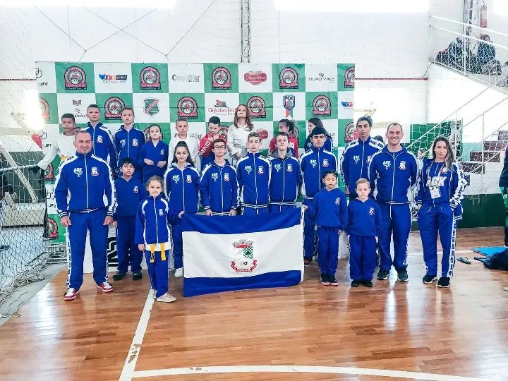 Guabiruba conquista 15 medalhas em campeonato estadual de karat&ecirc;
