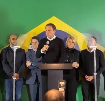 Doria anuncia desist&ecirc;ncia da corrida presidencial