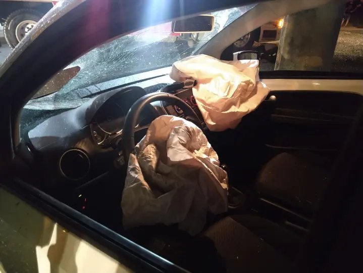 Carro colide em poste e motorista fica gravemente ferido, em Brusque
