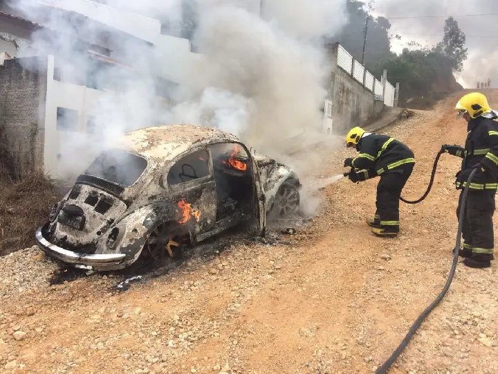 Fusca sofre pane elétrica e pega fogo no Limoeiro