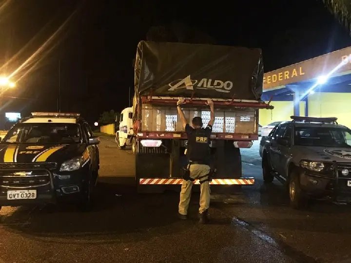 PRF apreende 450 mil maços de cigarro contrabandeado