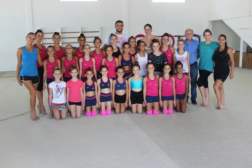 Ginástica rítmica para mais de cem crianças
