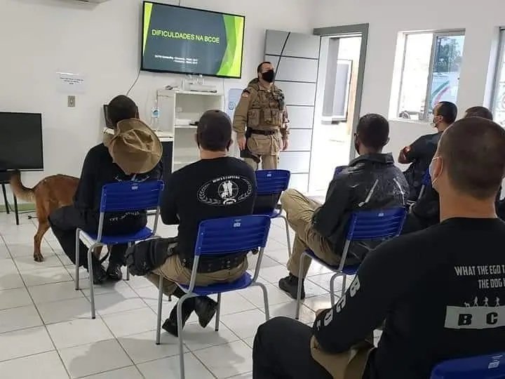 Policial militar do 18&deg; BPM ministra treinamento com c&atilde;es
