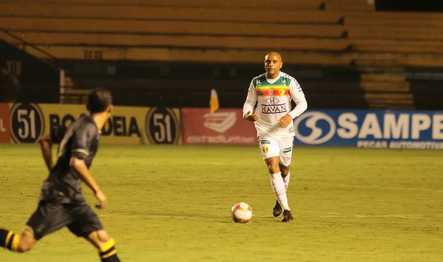 Destaque em campo, Claudinho &eacute; cauteloso sobre o Ituano