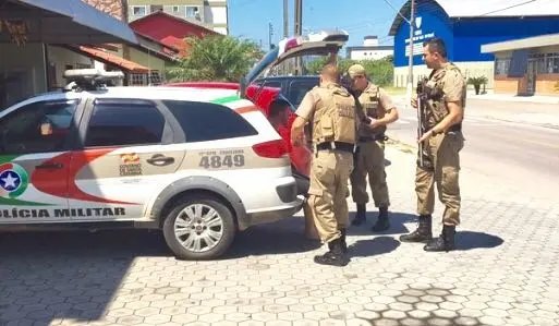Briga de casal termina com homem preso e Pit Bull morto a tiros