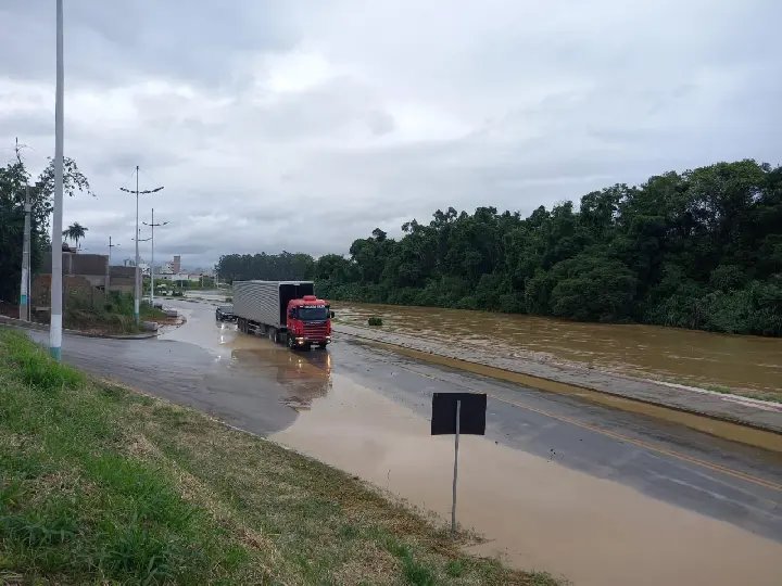 Tr&aacute;fego de ve&iacute;culos &eacute; liberado nas duas margens da Beira Rio 
