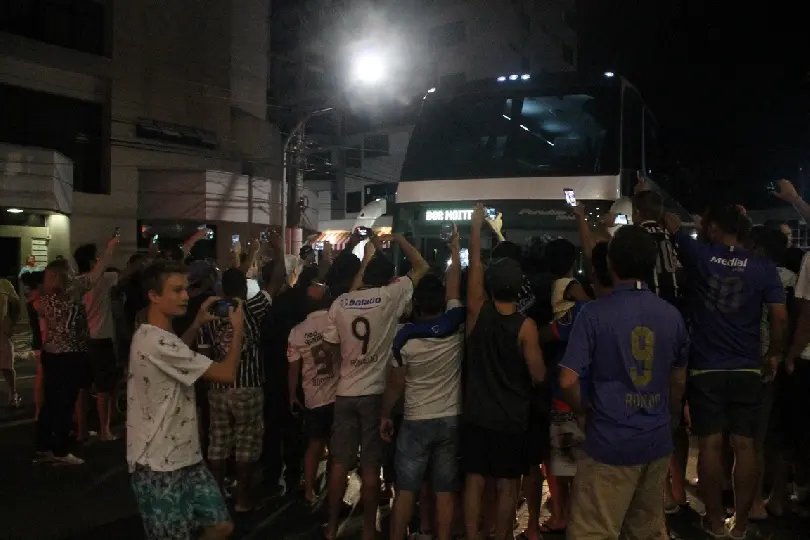 Corinthians chega a Brusque sob apoio de muitos torcedores