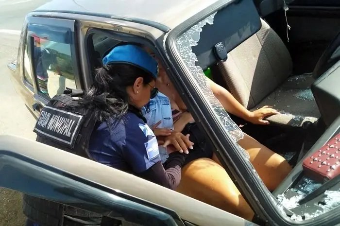 Capô abre e quebra parabrisa de carro em movimento