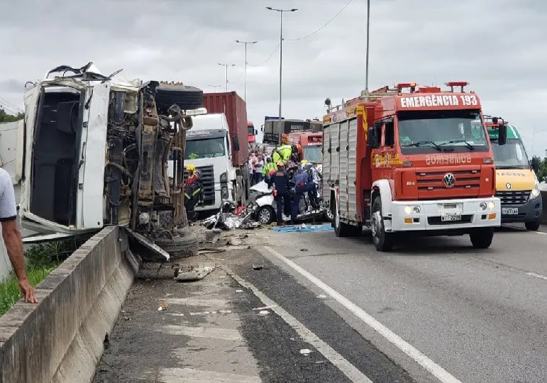 Grave acidente tr&acirc;nsito na BR-101 em Pi&ccedil;arras