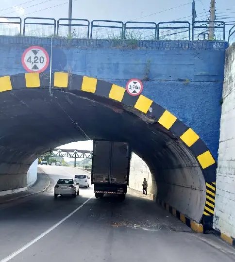 (V&iacute;deo) Excesso de altura quase deixa caminh&atilde;o preso no t&uacute;nel da Beira Rio