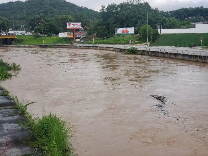 Rio Itaja&iacute; Mirim vai transbordar esta noite