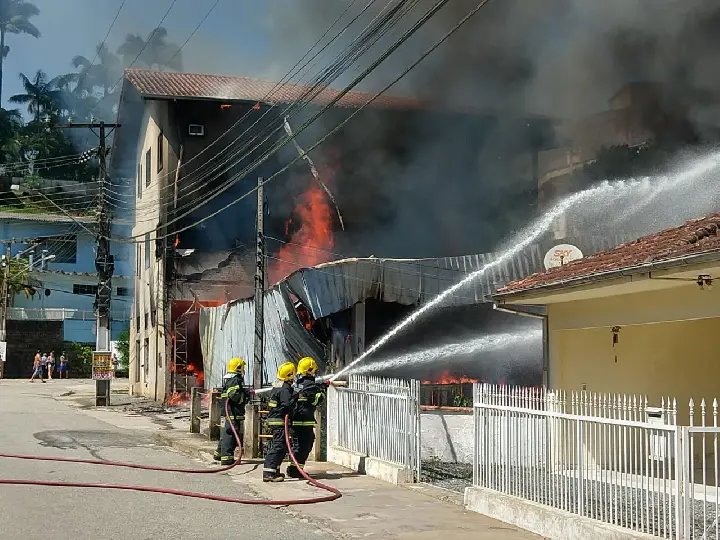 Incêndio atinge mercado no bairro Santa Luzia 
