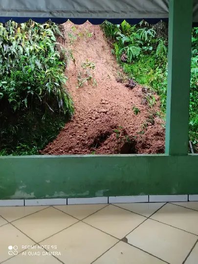 Cras Azambuja &eacute; interditado devido deslizamento nos fundos da estrutura