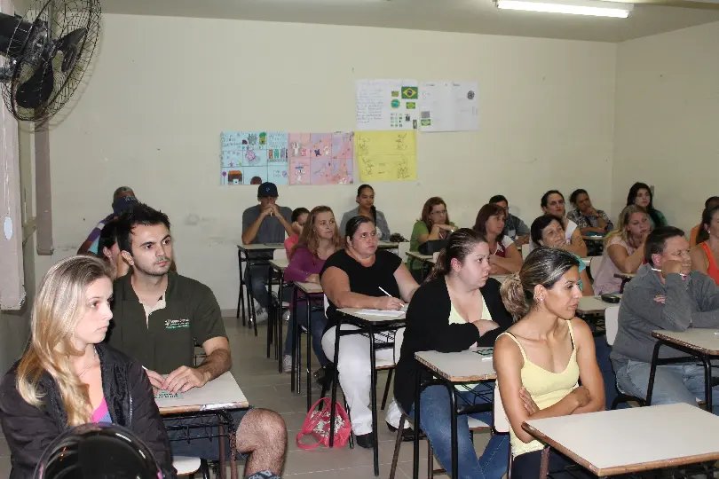 Jovens e adultos podem terminar estudos através do EJA
