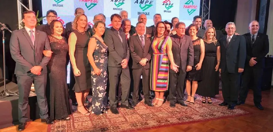 Diretoria da AmpeBr toma posse em noite de festa no Bandeirante