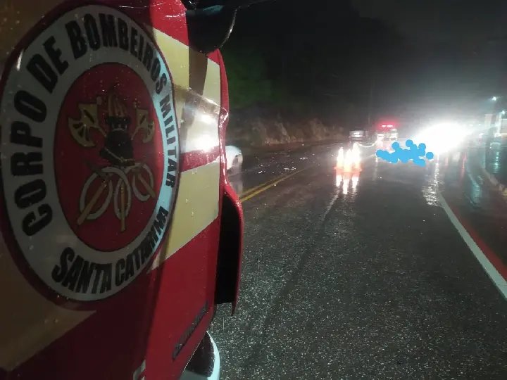 Motociclista morre ap&oacute;s colis&atilde;o contra carro, na avenida Primeiro de Maio